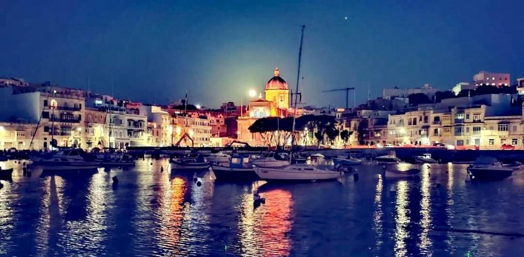 1500 Little Pink House In Creek * Kalkara